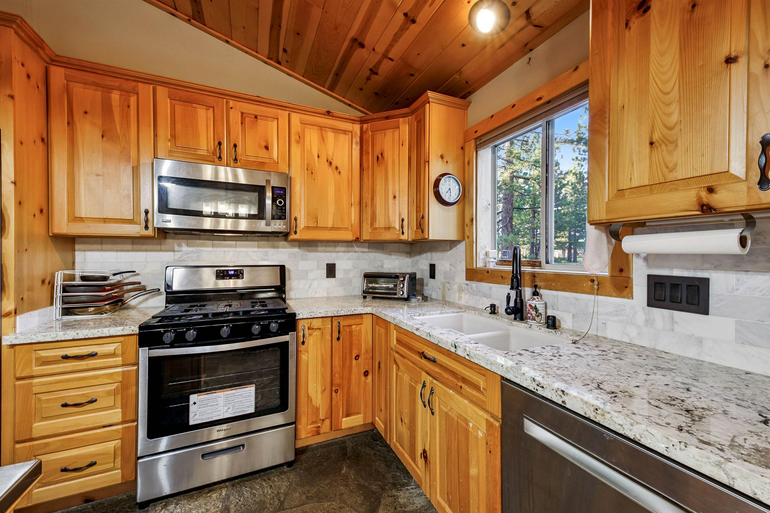 12466 Pinnacle Loop Truckee, CA 96161 - Photo 13 of 28