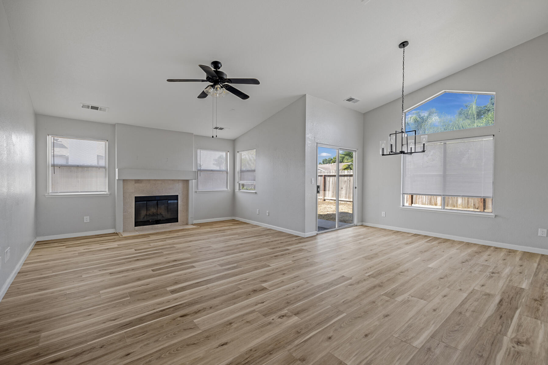 2157 Country View Avenue Tulare, CA 93274 - Photo 4 of 22 06 - Livingroom