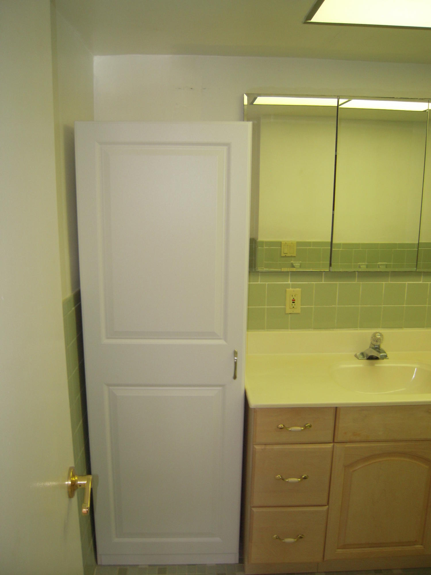 660 Dover Street, Unit A10 Boca Raton, FL 33487 - Photo 9 of 17 Guest Bathroom
