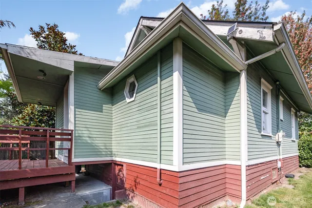 a view of a house with backyard and sitting area