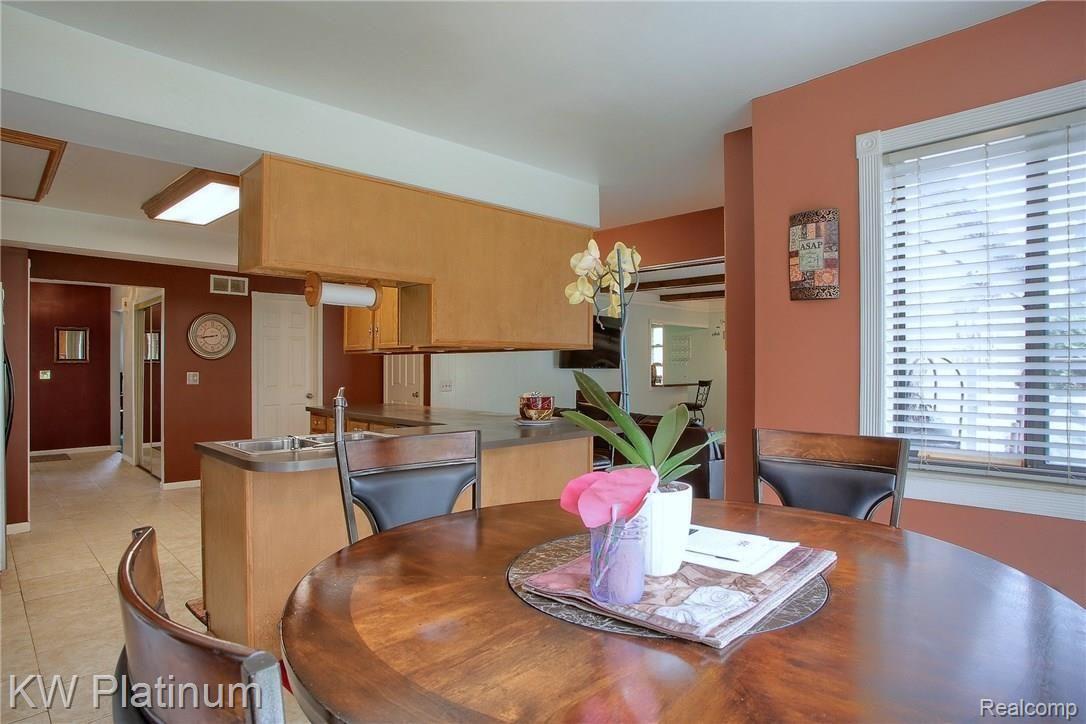1424 Fawn Court Rochester, MI 48309 - Photo 5 of 37 Breakfast_Nook_2nd_View.jpg