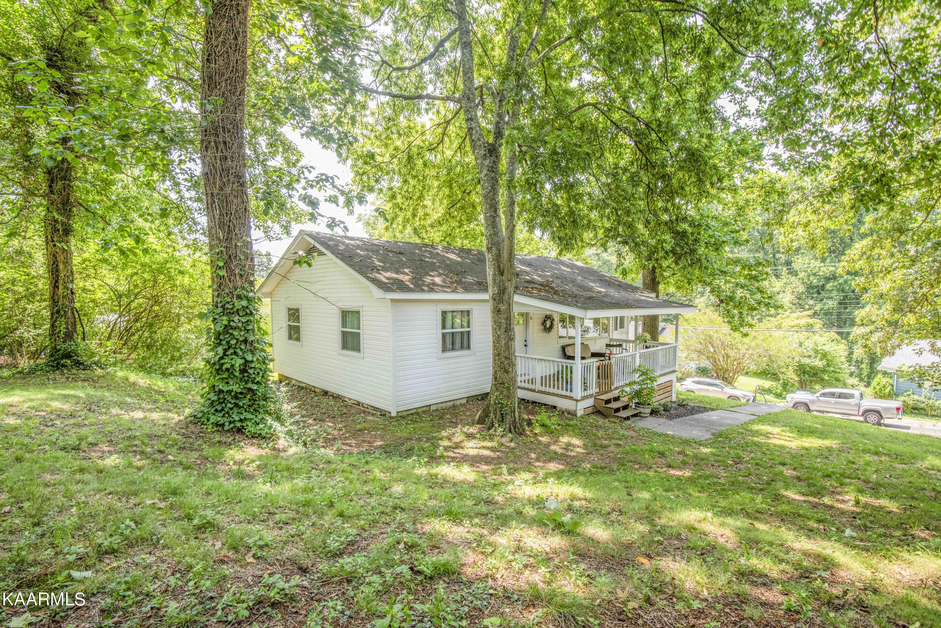 606 Florida Avenue Oak Ridge, TN 37830 - Photo 5 of 31 yard 2_1