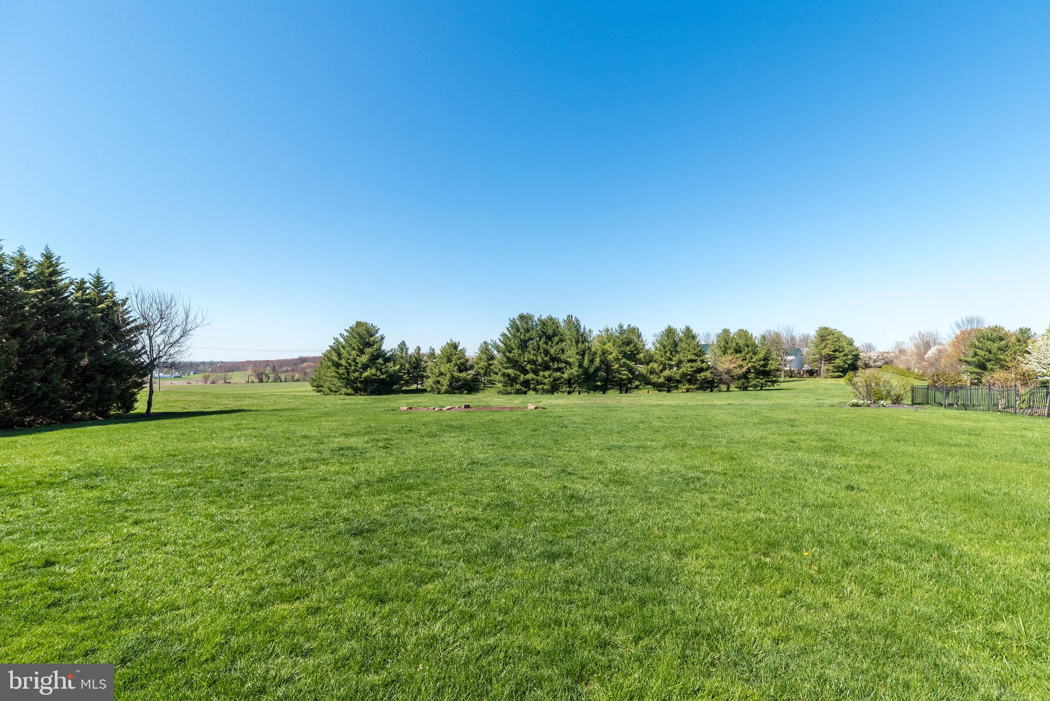 61 Lenape Road Richboro, PA 18954 - Photo 2 of 39 Expansive yard
