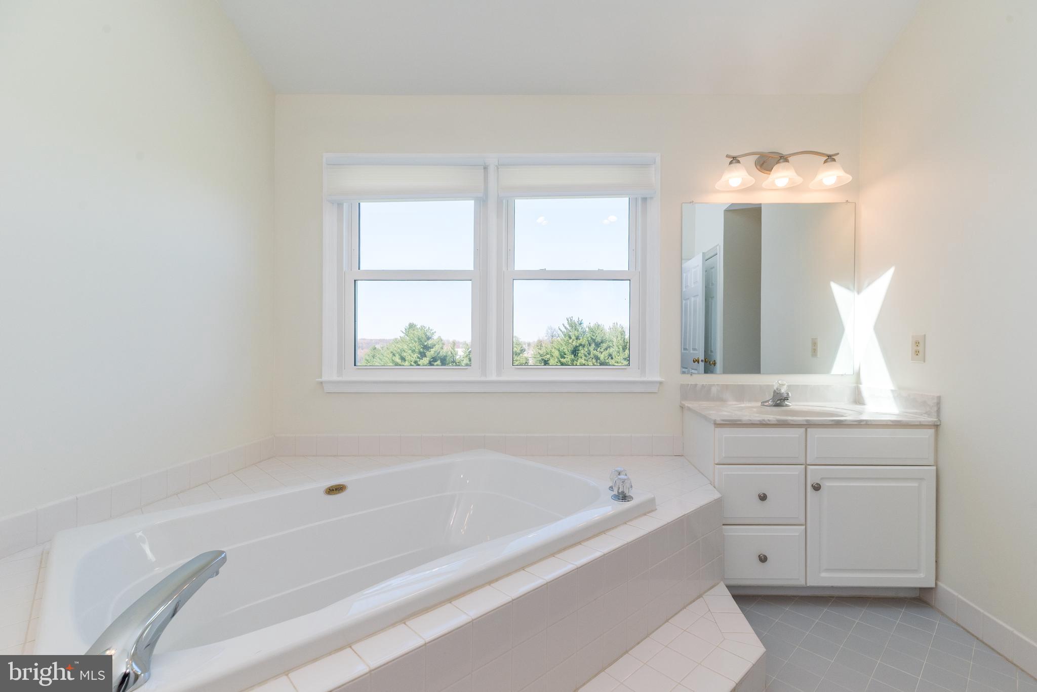 61 Lenape Road Richboro, PA 18954 - Photo 27 of 39 Primary bath w soak tub and stall shower