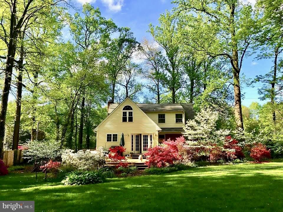 8901 Burke Road Burke, VA 22015 - Photo 4 of 63 a front view of a house with garden