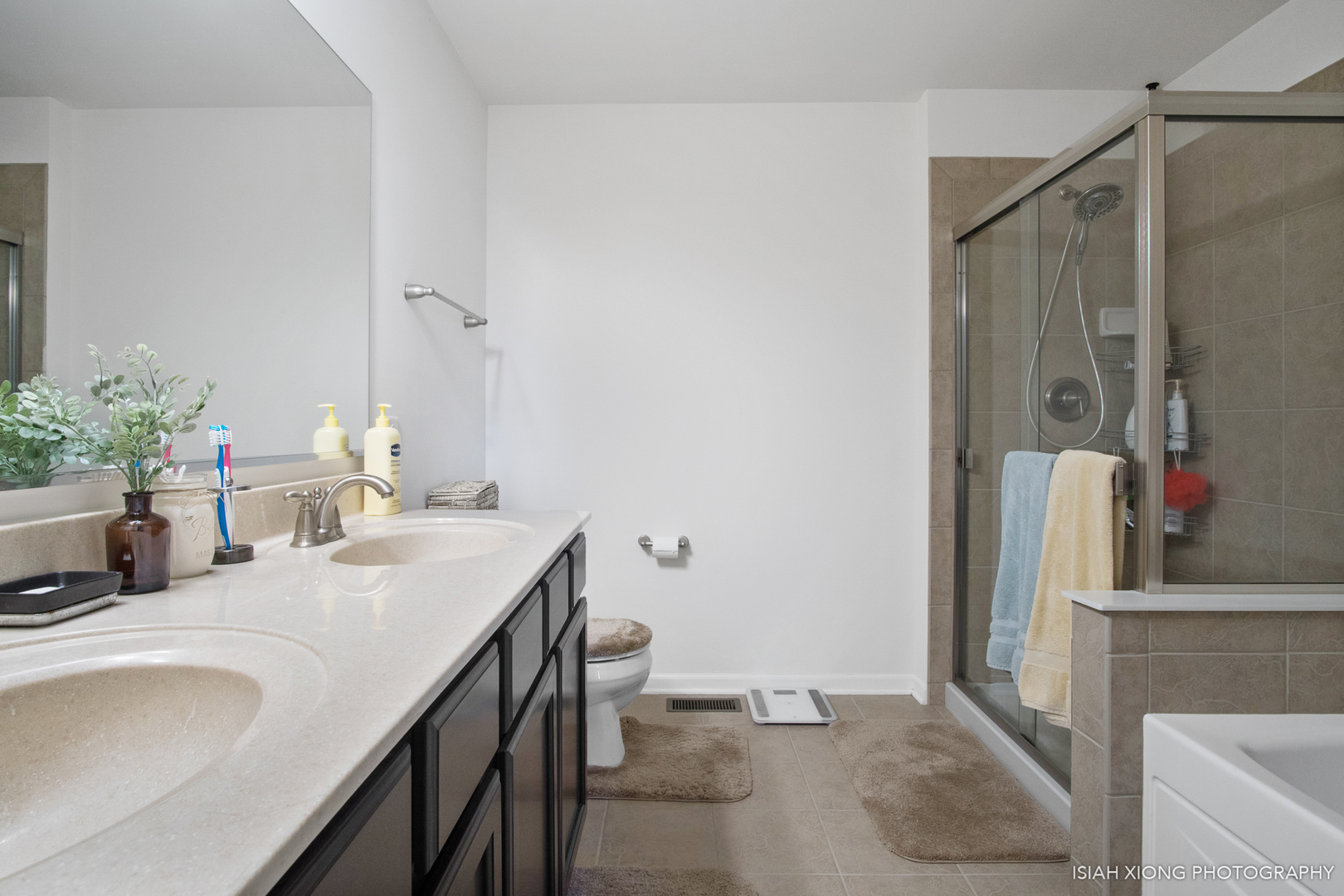 2908 Church Road Aurora, IL 60502 - Photo 24 of 26 a bathroom with a sink and a mirror