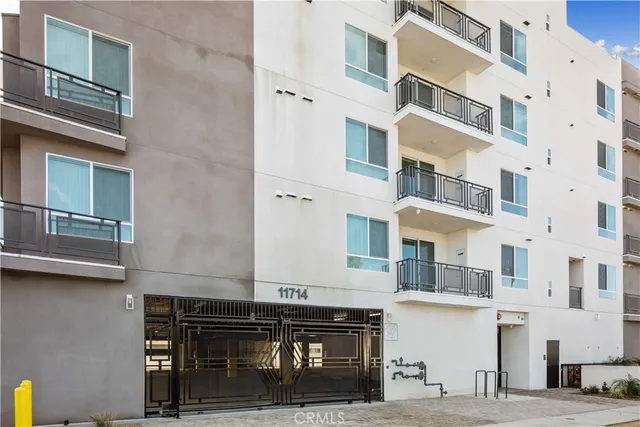 $2,685 | 11714 Archwood Street, Unit 206, North Hollywood, CA 91606
