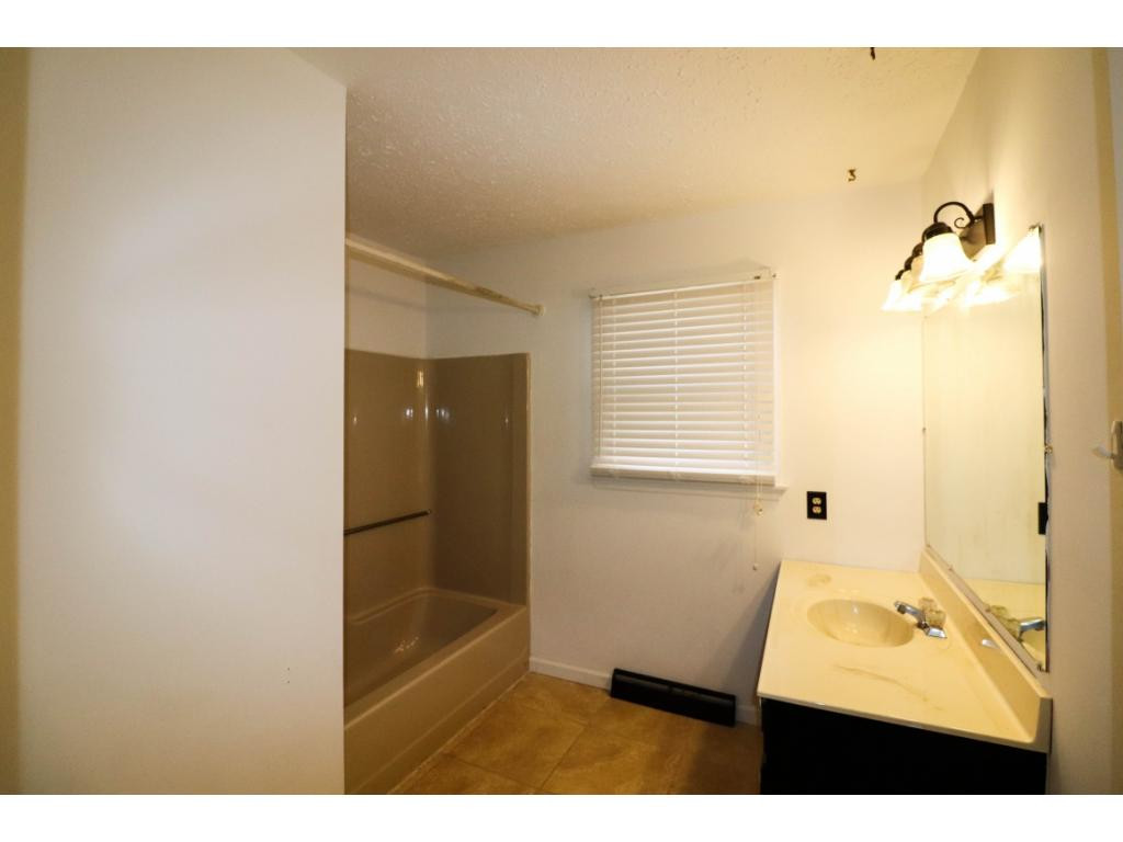 392 Cedar Branch Road Kingsport, TN 37664 - Photo 12 of 36 Hall Bathroom