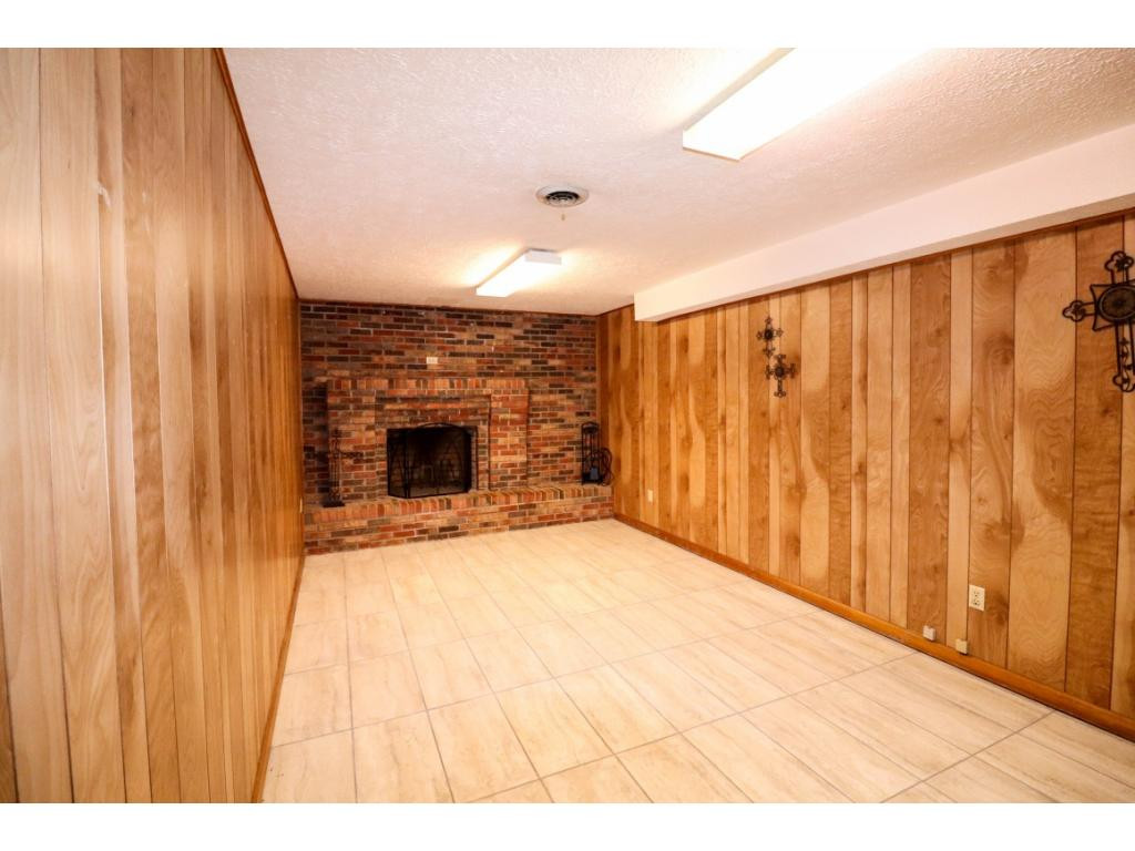 392 Cedar Branch Road Kingsport, TN 37664 - Photo 20 of 36 Den or Bedroom
