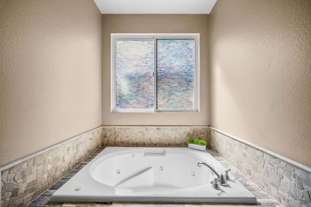 2781 Rambling Vista Road Chula Vista, CA 91915 - Photo 25 of 50 a bathroom with a bathtub