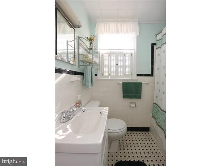 4432 Aberdale Road Philadelphia, PA 19136 - Photo 11 of 25 Bathroom