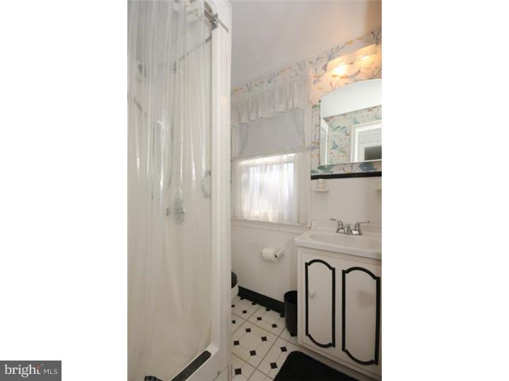 4432 Aberdale Road Philadelphia, PA 19136 - Photo 16 of 25 Bathroom