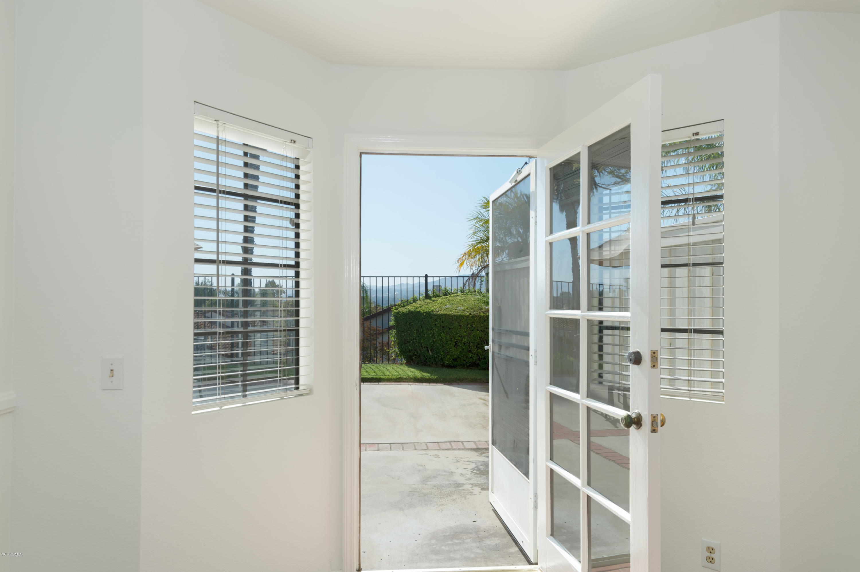 844 Congressional Road Simi Valley, CA 93065 - Photo 22 of 38