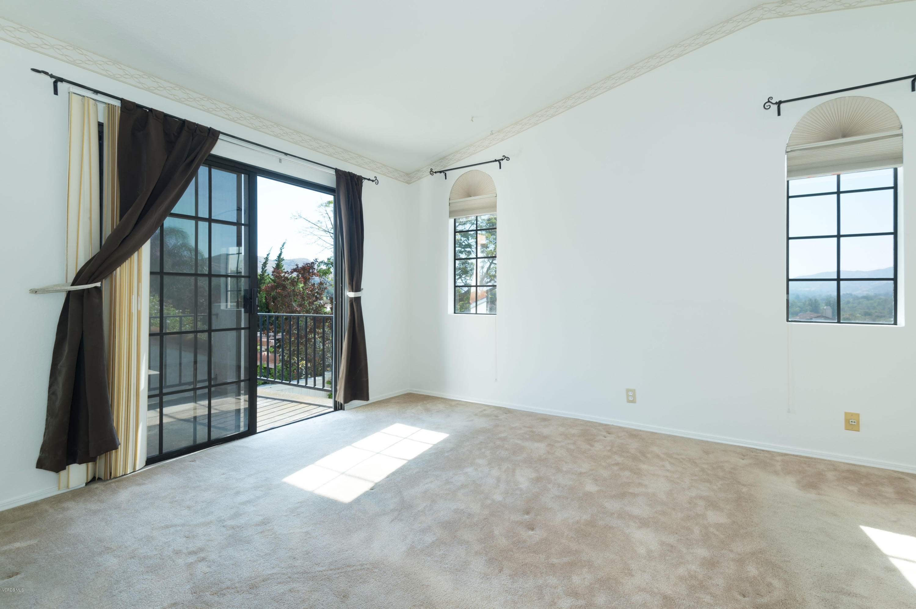 844 Congressional Road Simi Valley, CA 93065 - Photo 29 of 38 an empty room with windows