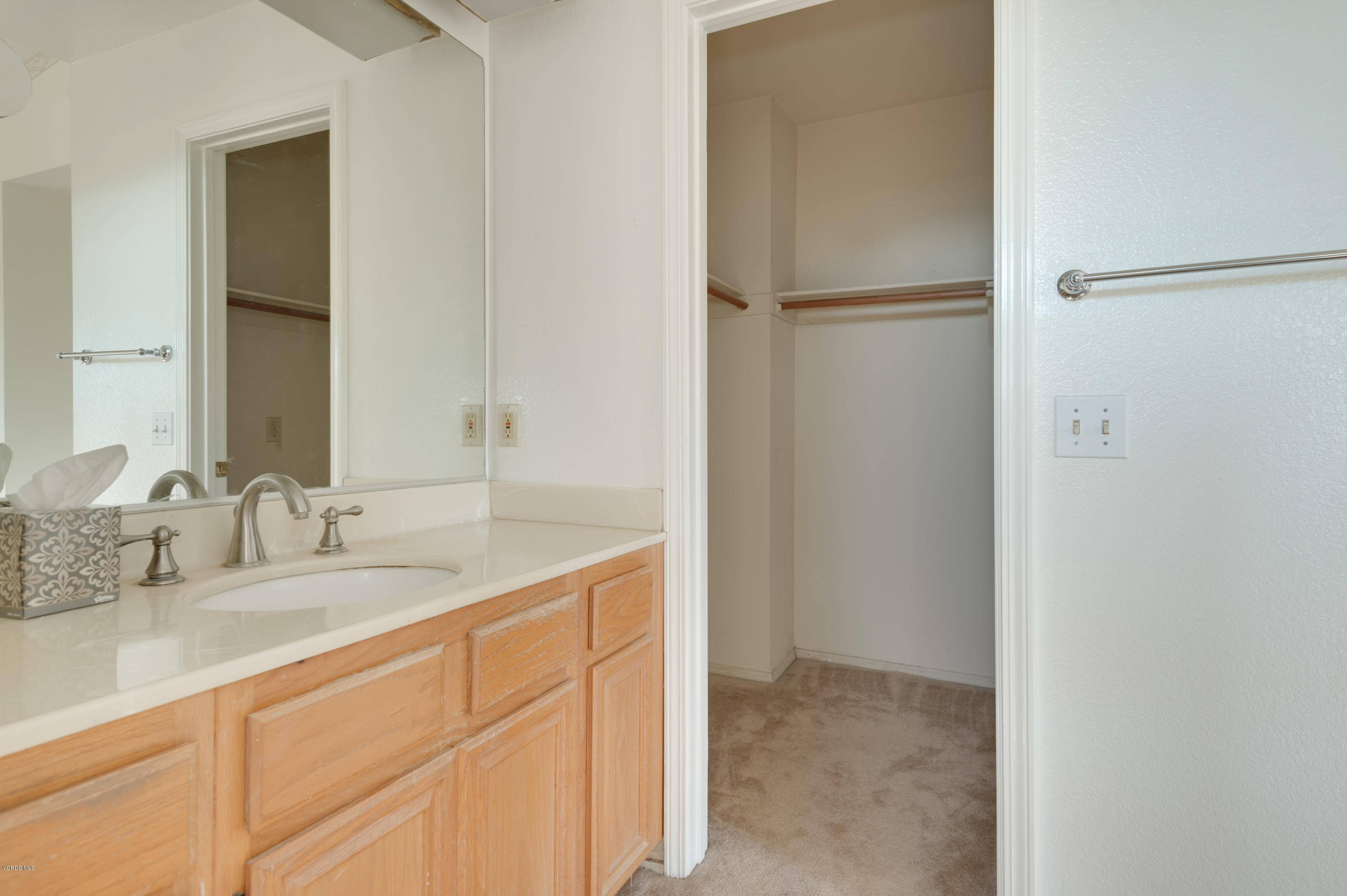 844 Congressional Road Simi Valley, CA 93065 - Photo 33 of 38 a bathroom with a sink and a mirror