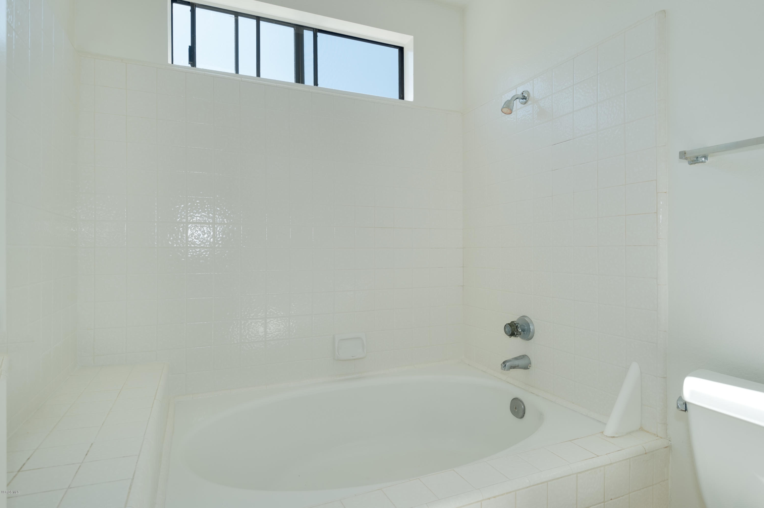 844 Congressional Road Simi Valley, CA 93065 - Photo 34 of 38 a bathroom with a bathtub