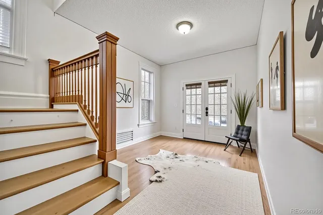 a view of entryway with livingroom