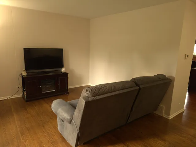 $195,000 | 2104 Falmouth Court, Streamwood, IL 60107