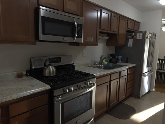 $195,000 | 2104 Falmouth Court, Streamwood, IL 60107