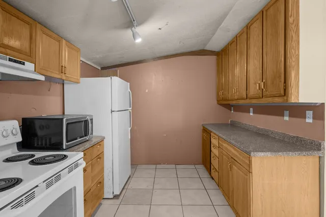 a view of a livingroom with a ceiling fan and window