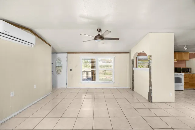 a view of an entryway with workspace