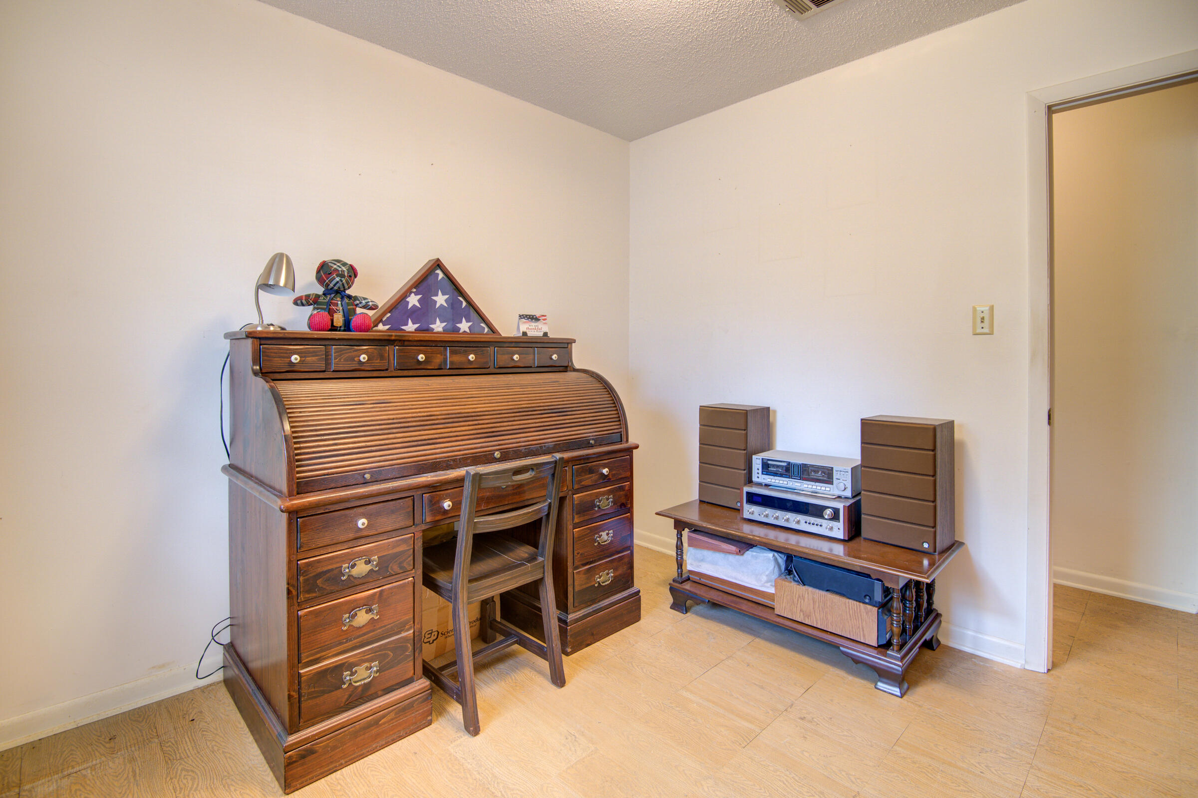 4826 Primrose Street Crestview, FL 32539 - Photo 19 of 25 a living room with furniture