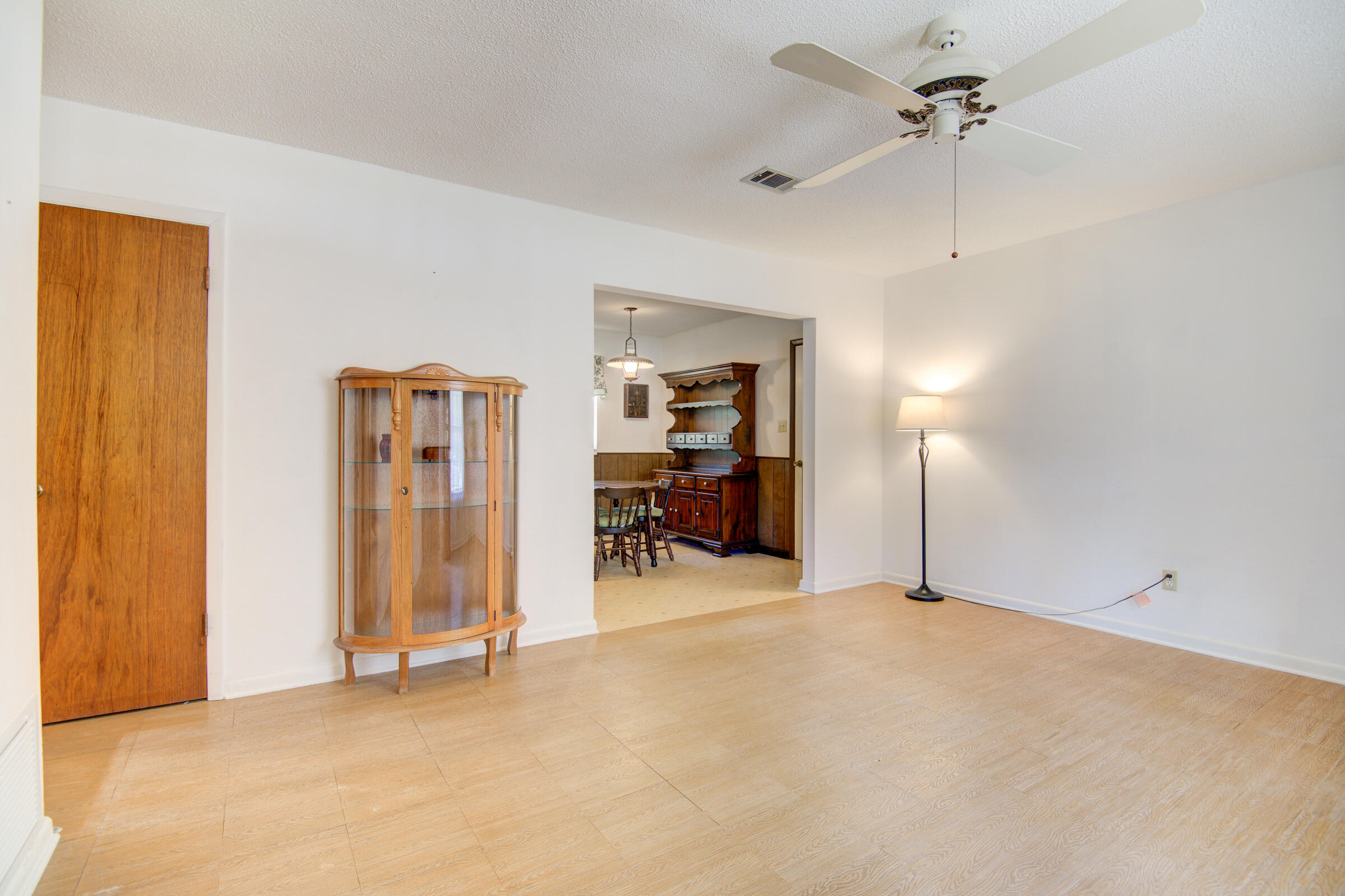 4826 Primrose Street Crestview, FL 32539 - Photo 5 of 25 a view of a livingroom with a furniture and a ceiling fan