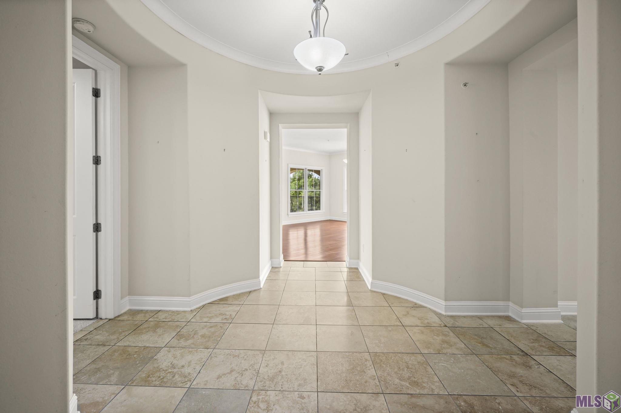 998 Stanford Avenue, Unit 303 Baton Rouge, LA 70808 - Photo 11 of 20 Foyer