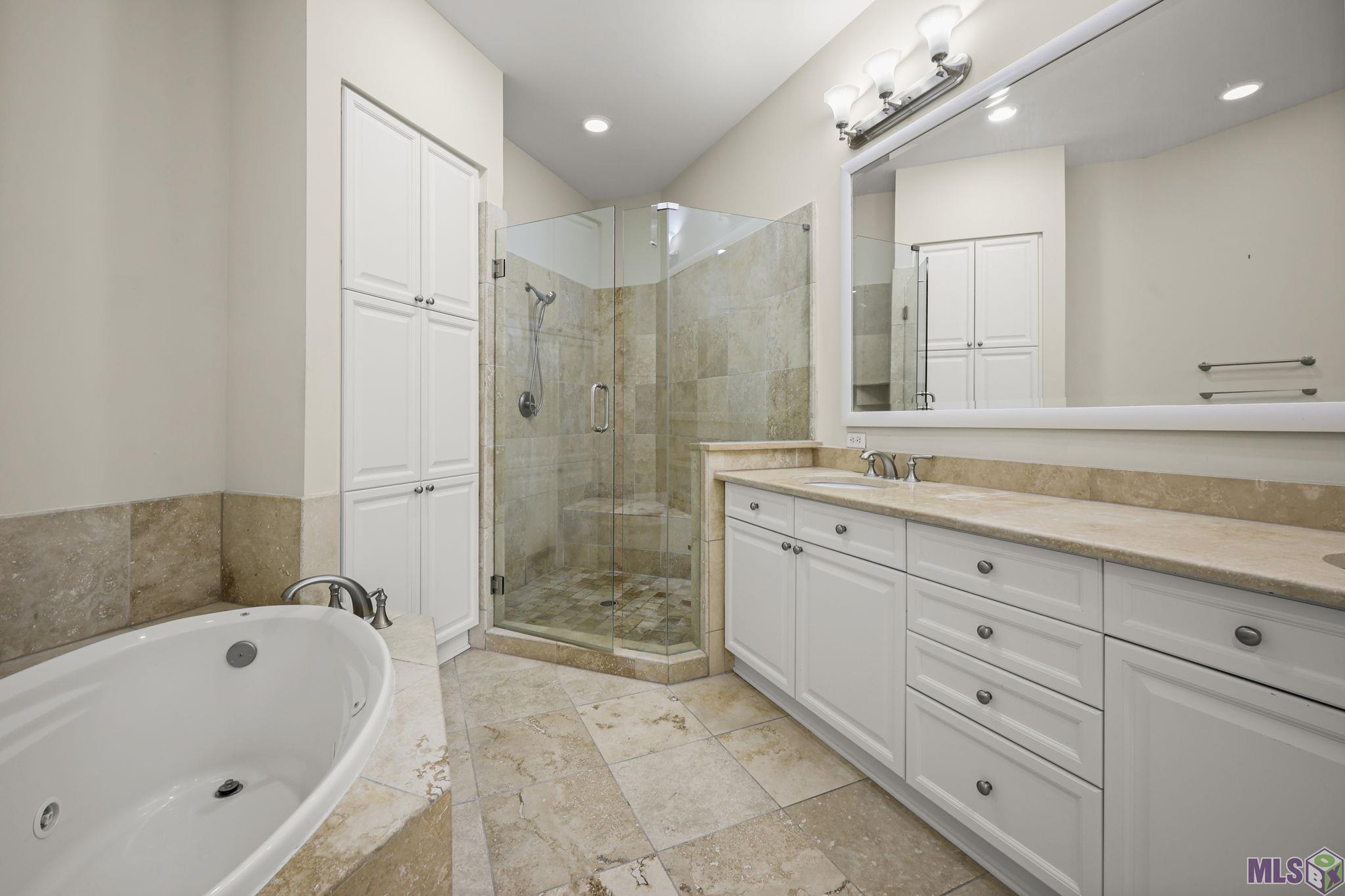 998 Stanford Avenue, Unit 303 Baton Rouge, LA 70808 - Photo 13 of 20 Primary Bath