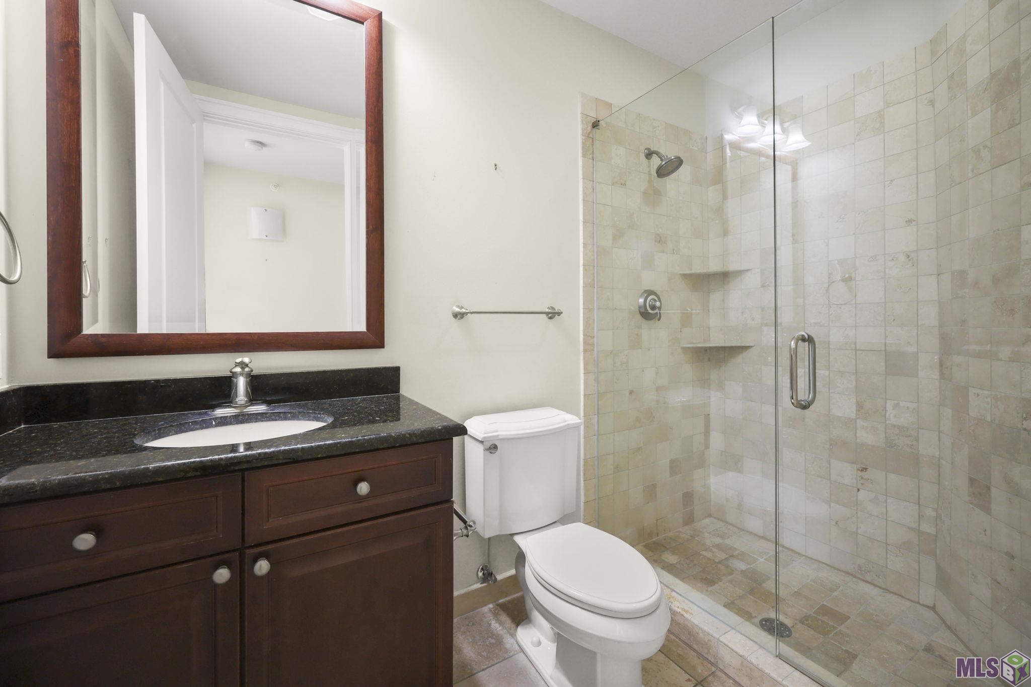998 Stanford Avenue, Unit 303 Baton Rouge, LA 70808 - Photo 15 of 20 Guest Bath 2
