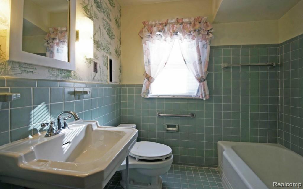 581 Roslyn Road Grosse Pointe, MI 48236 - Photo 15 of 21 18-photo-web-1680x1050-170543.jpg