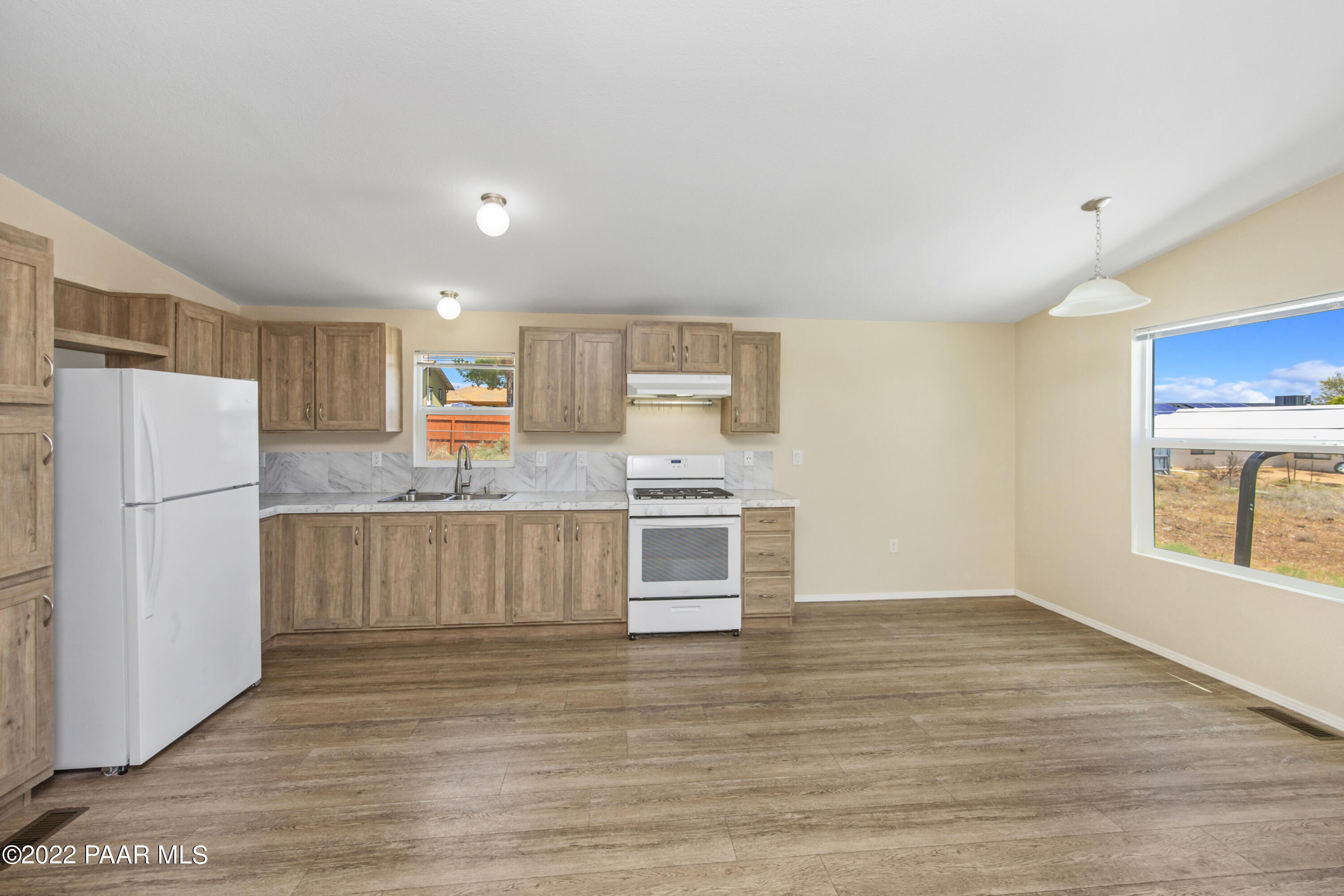 17472 East Bob White Road Mayer, AZ 86333 - Photo 7 of 19 Kitchen/Dining Room