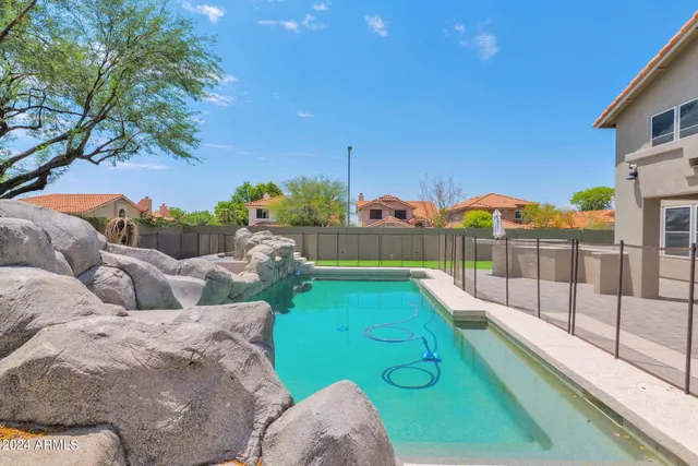 a view of a backyard