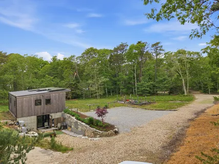 a view of a backyard