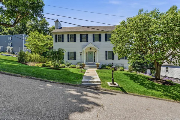 $939,000 | 70 Orchard Place, Thornwood, NY 10594