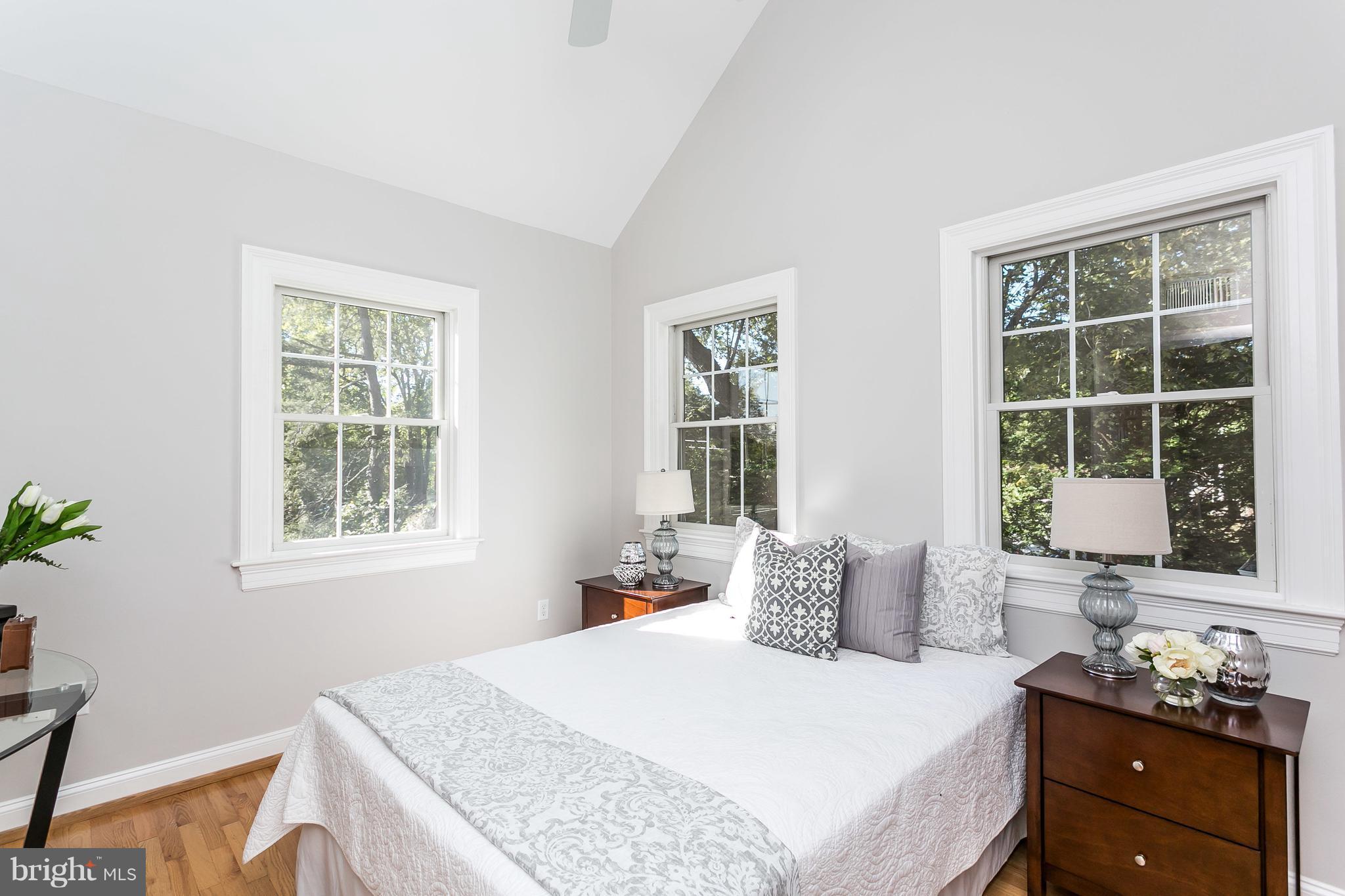116 Woodlawn Road Baltimore, MD 21210 - Photo 21 of 30 Sunny master bedroom