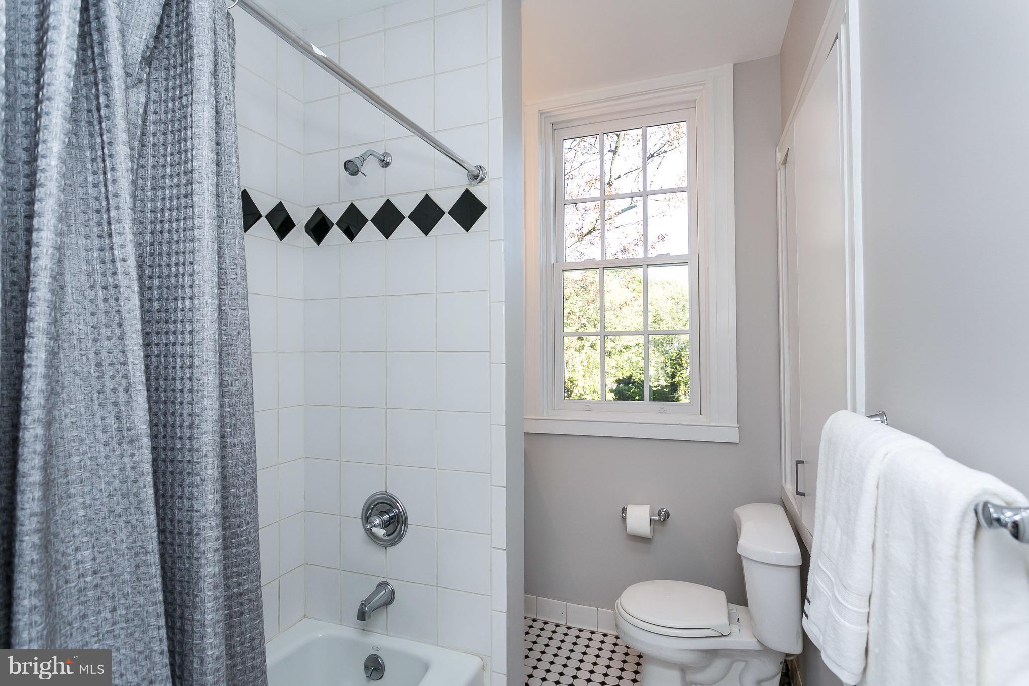 116 Woodlawn Road Baltimore, MD 21210 - Photo 25 of 30 2nd floor full bath