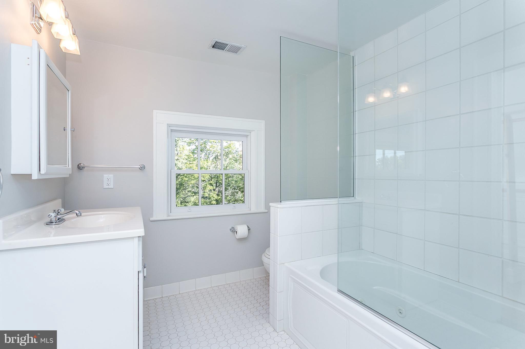 116 Woodlawn Road Baltimore, MD 21210 - Photo 27 of 30 3rd floor full bath