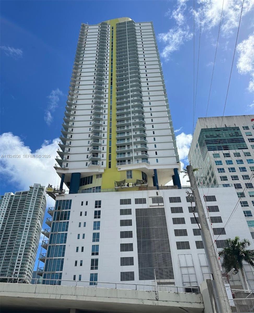 185 Southwest 7th Street, Unit 2014 Miami, FL 33130 - Photo 34 of 38 a front view of a building
