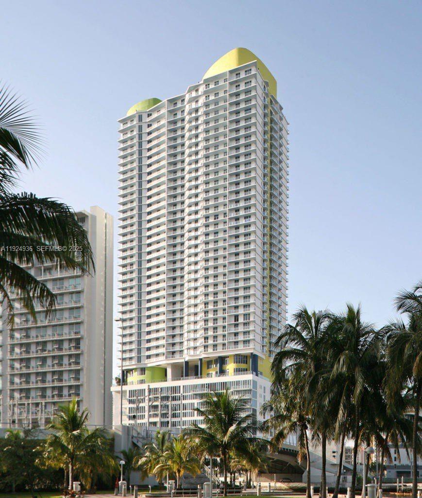 185 Southwest 7th Street, Unit 2014 Miami, FL 33130 - Photo 35 of 38 a front view of a building