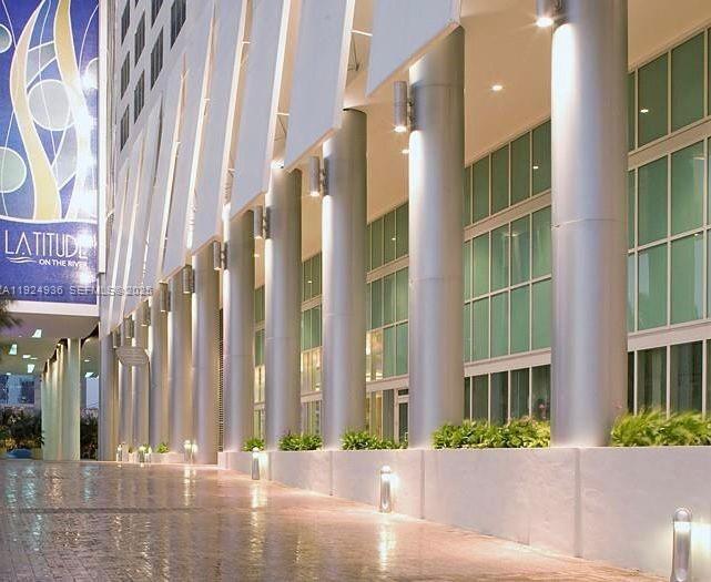 185 Southwest 7th Street, Unit 2014 Miami, FL 33130 - Photo 36 of 38 a view of a building with a street