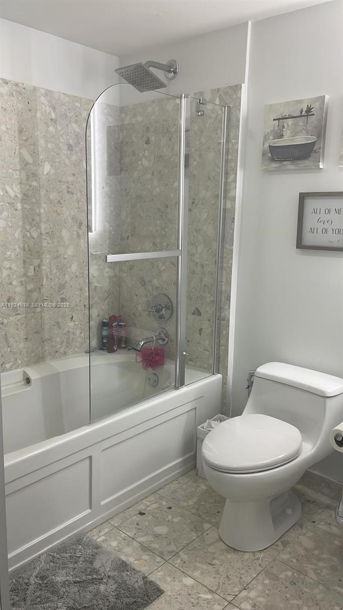 185 Southwest 7th Street, Unit 2014 Miami, FL 33130 - Photo 4 of 38 a bathroom with a toilet and a bath tub