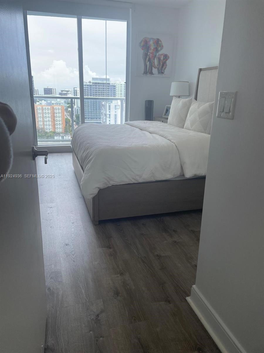 185 Southwest 7th Street, Unit 2014 Miami, FL 33130 - Photo 5 of 38 a bedroom with a bed and a large window