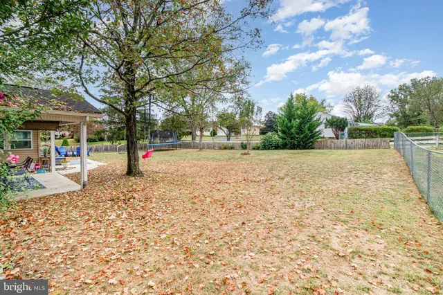 a view of a park with basketball court