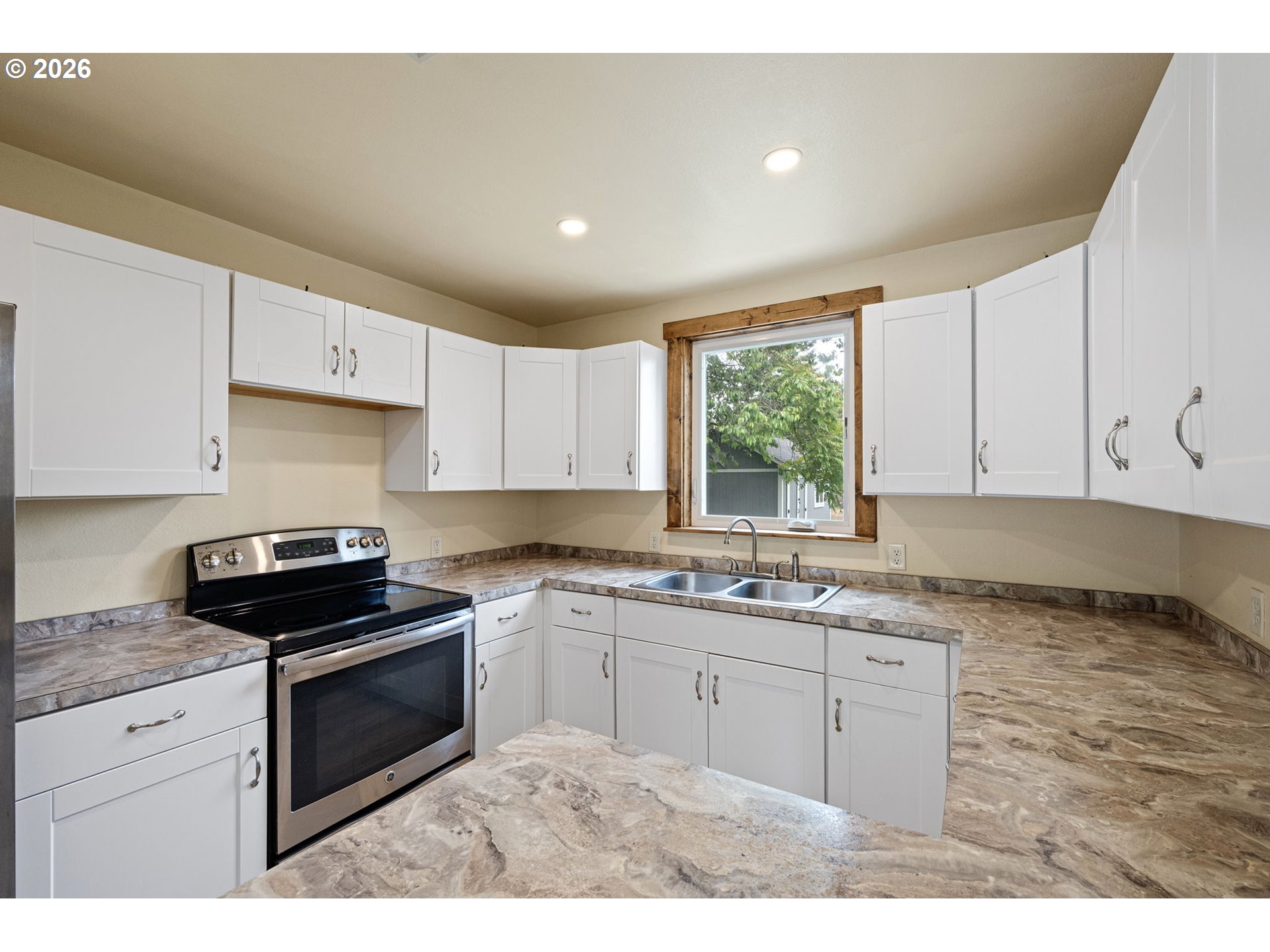 956 1st Street Springfield, OR 97477 - Photo 20 of 48