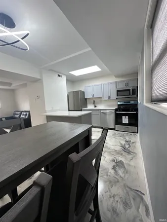 $1,000 | 2024 Lincoln Avenue, Unit B2, Evansville, IN 47714