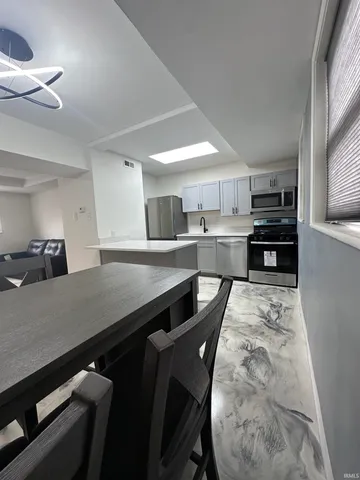 $1,250 | 2024 Lincoln Avenue, Unit B2, Evansville, IN 47714