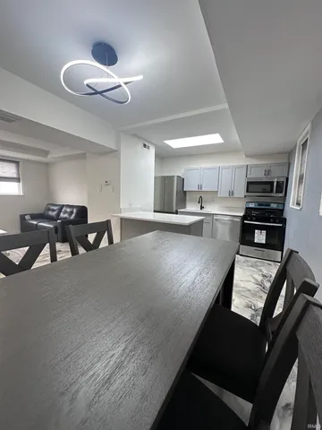 $1,250 | 2024 Lincoln Avenue, Unit B2, Evansville, IN 47714