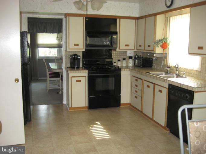 2711 Summerson Road Baltimore, MD 21209 - Photo 15 of 23 Kitchen