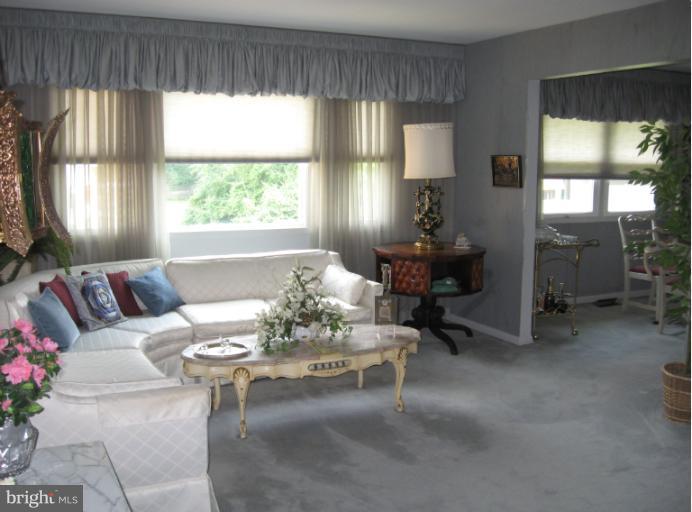 2711 Summerson Road Baltimore, MD 21209 - Photo 16 of 23 Living Room